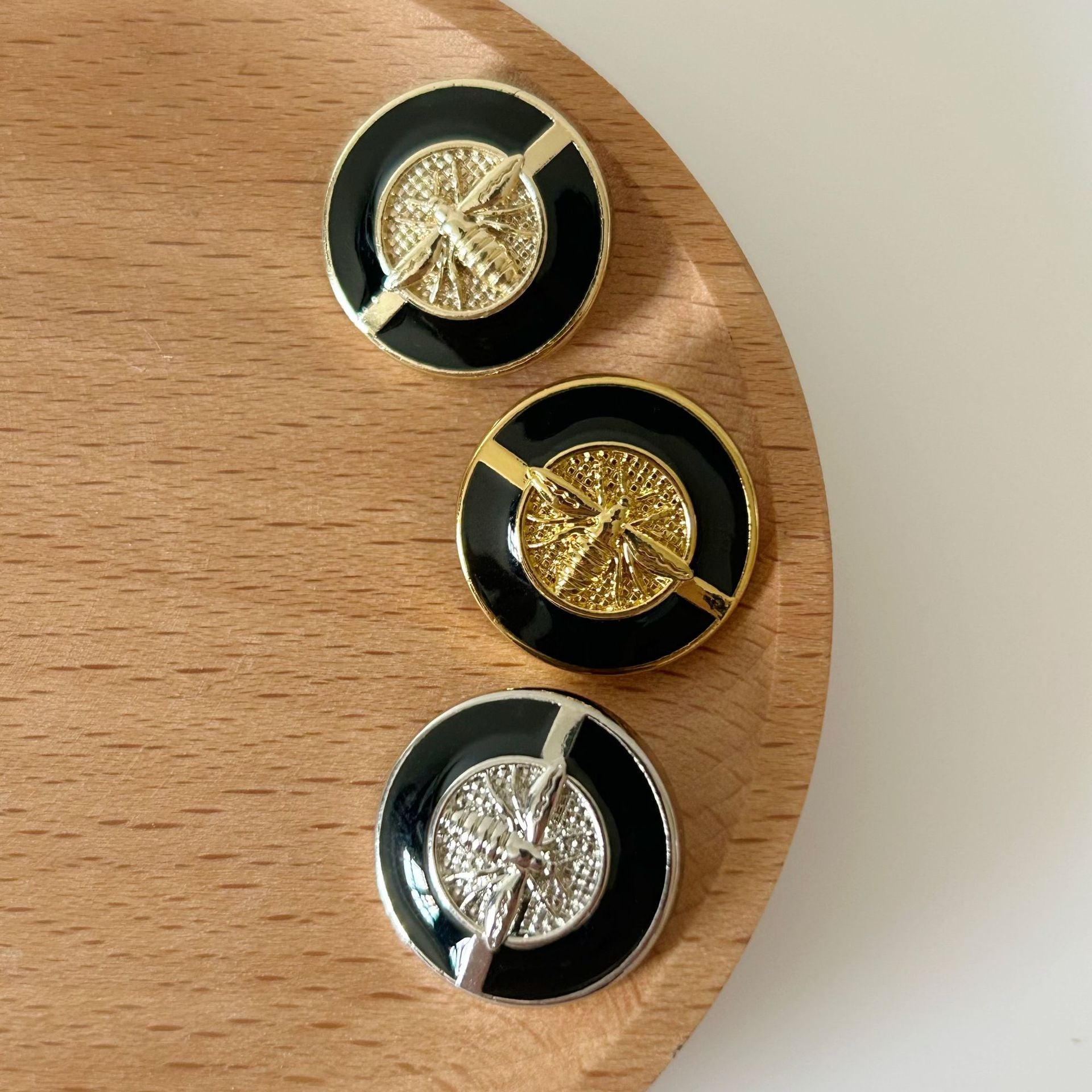 Set aus Bienen-Knöpfen: goldfarben, hellgold und silberfarben mit schwarzem Emaille