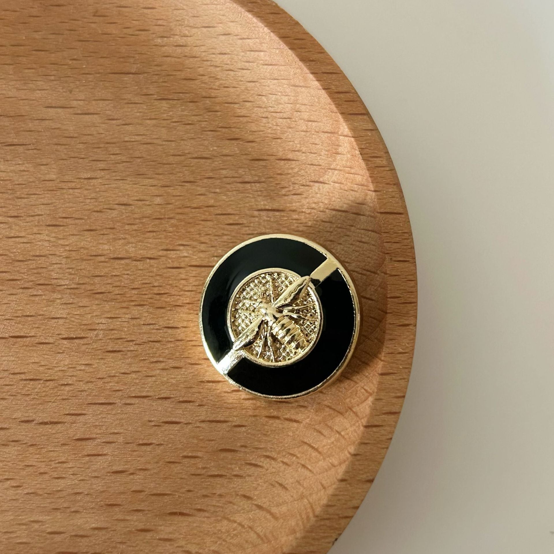 Goldfarbener Bienen-Knopf mit schwarzem Emaille, eingelassene Bienenoptik