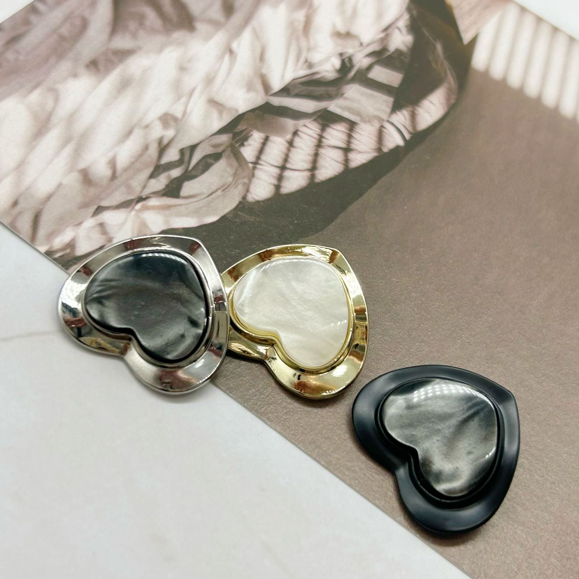 Heart-shaped resin alloy buttons in silver, gold, and black/charcoal tones, pearlized