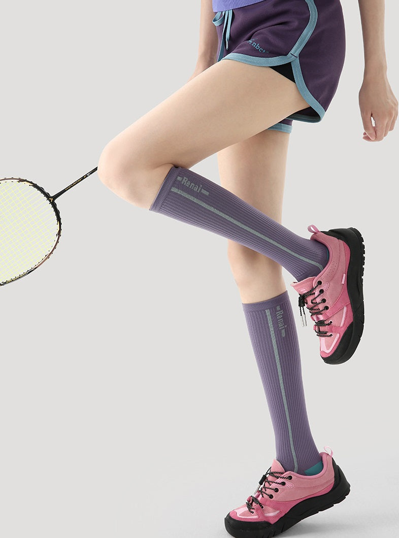 Lila Kompressions-Socken für Sport mit grünen Streifen und schwarzer Fußspitze