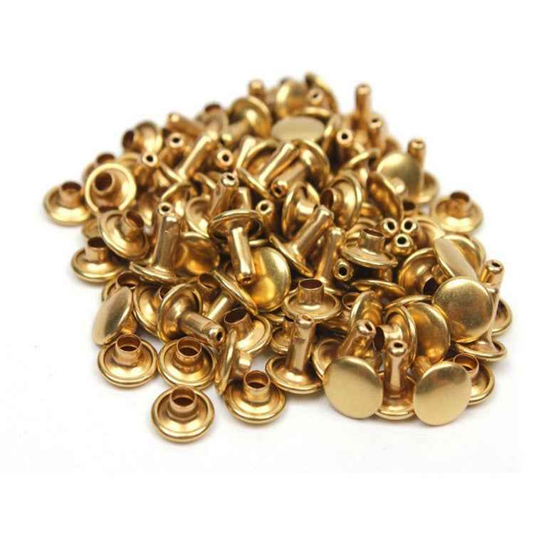 Nahaufnahme goldfarbene Metall-Druckknöpfe mit flacher Doppel-Kappe, 100er Pack