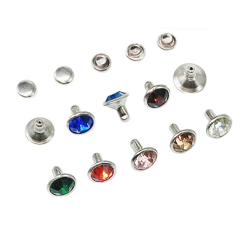 5–12mm Strass-Nieten mit silberfarbenem Rand, 4–5 Ziernieten in der Handansicht