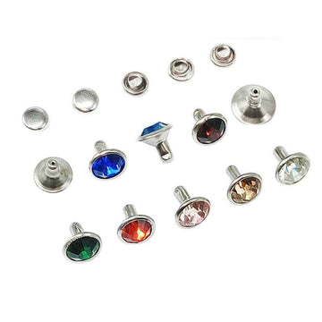 5–12mm Strass-Nieten mit silberfarbenem Rand, 4–5 Ziernieten in der Handansicht