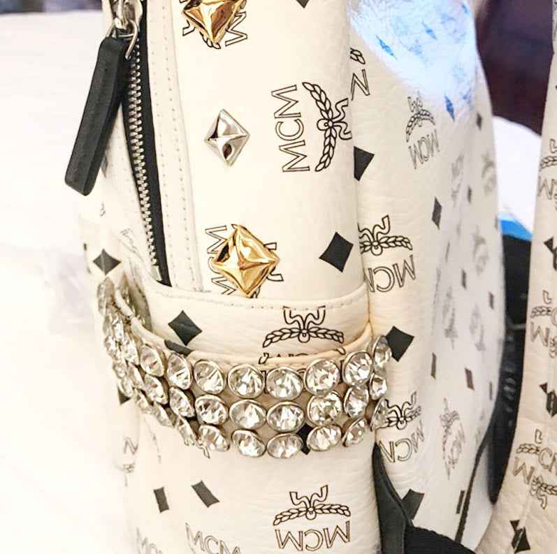 Kunstledertasche mit Strass-Nietenbesatz am Rand und goldfarbenen Applikationen (reihenweise Glitzersteine)