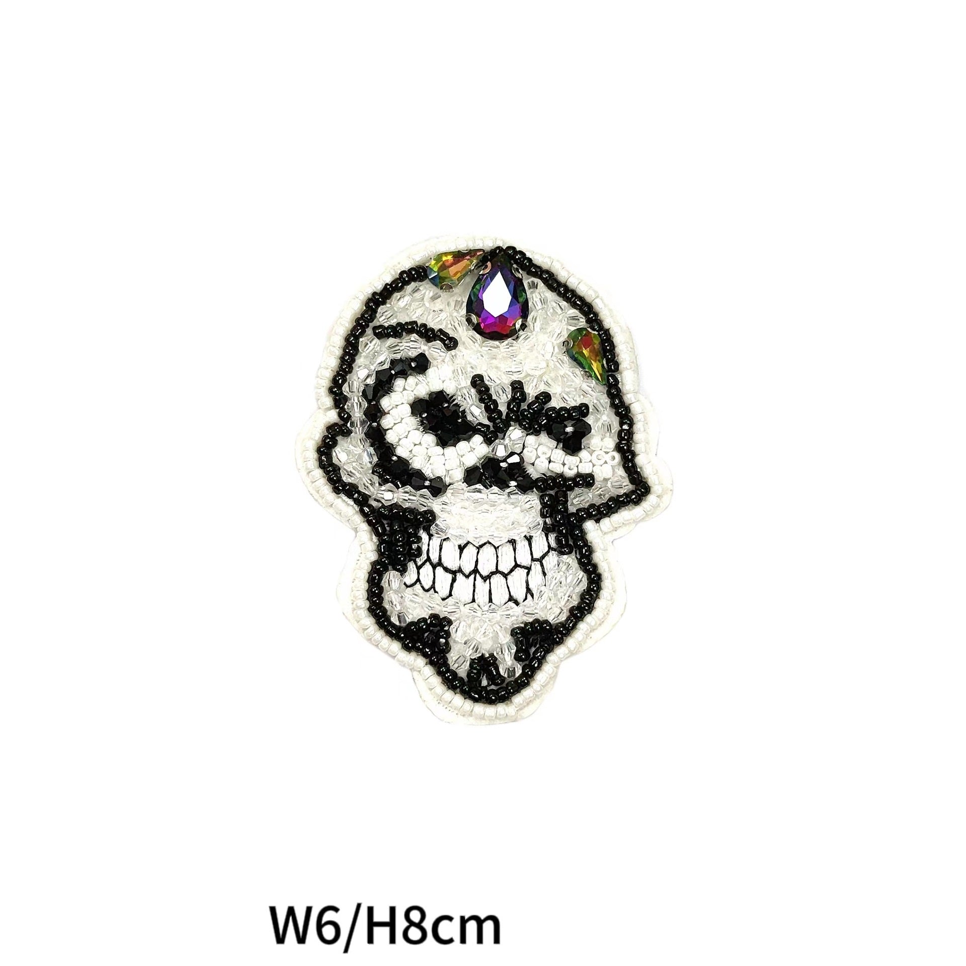 Totenkopf-Applikation mit lila Strassstein am Auge, weiß/schwarzem Detail, W6/H8cm