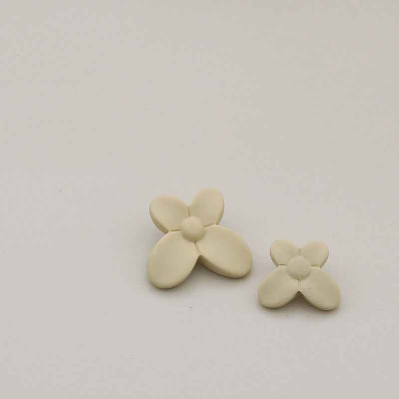 Beige Blumenknöpfe aus mattem Kunstharz, flache Blütenform