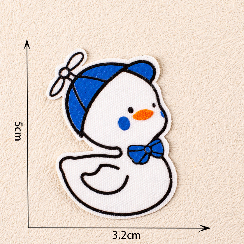 Haft-Patch Pinguin, weiß mit blauem Bogen an der Seite und gelb-orange Schnabel