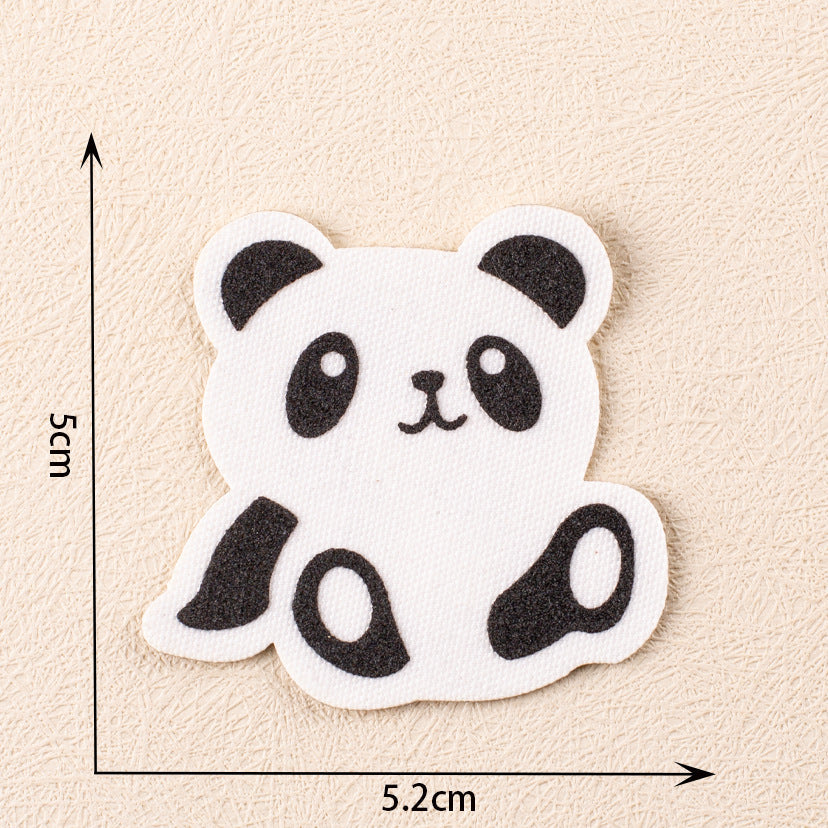 Panda-Patch weiß mit schwarzen Ohren und großen Augen; schwarze Pfoten
