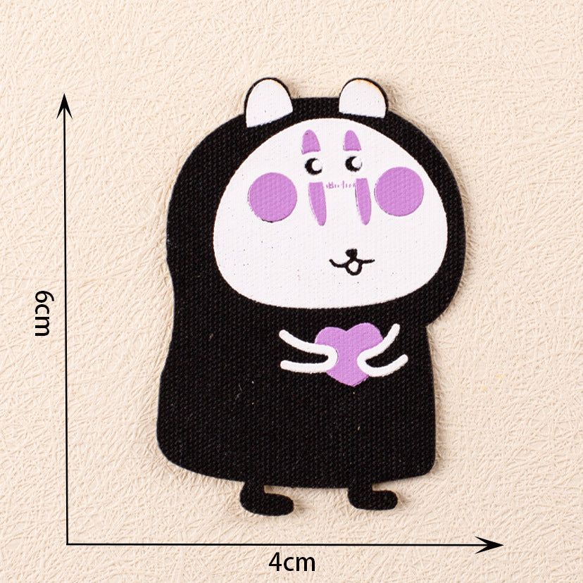 Cartoon-Panda-Patch mit violetten Pfoten, Gesicht mit rosa Punkten und Lächeln