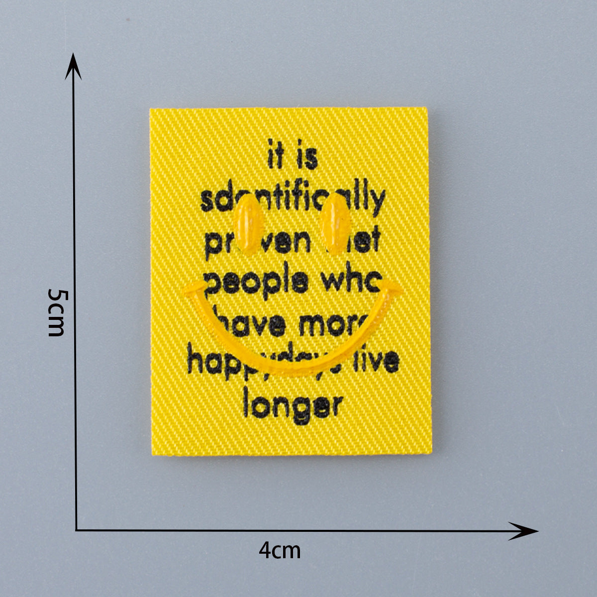 Gelbes 3D Patch-Abzeichen mit „it is scientifically…“ Text.