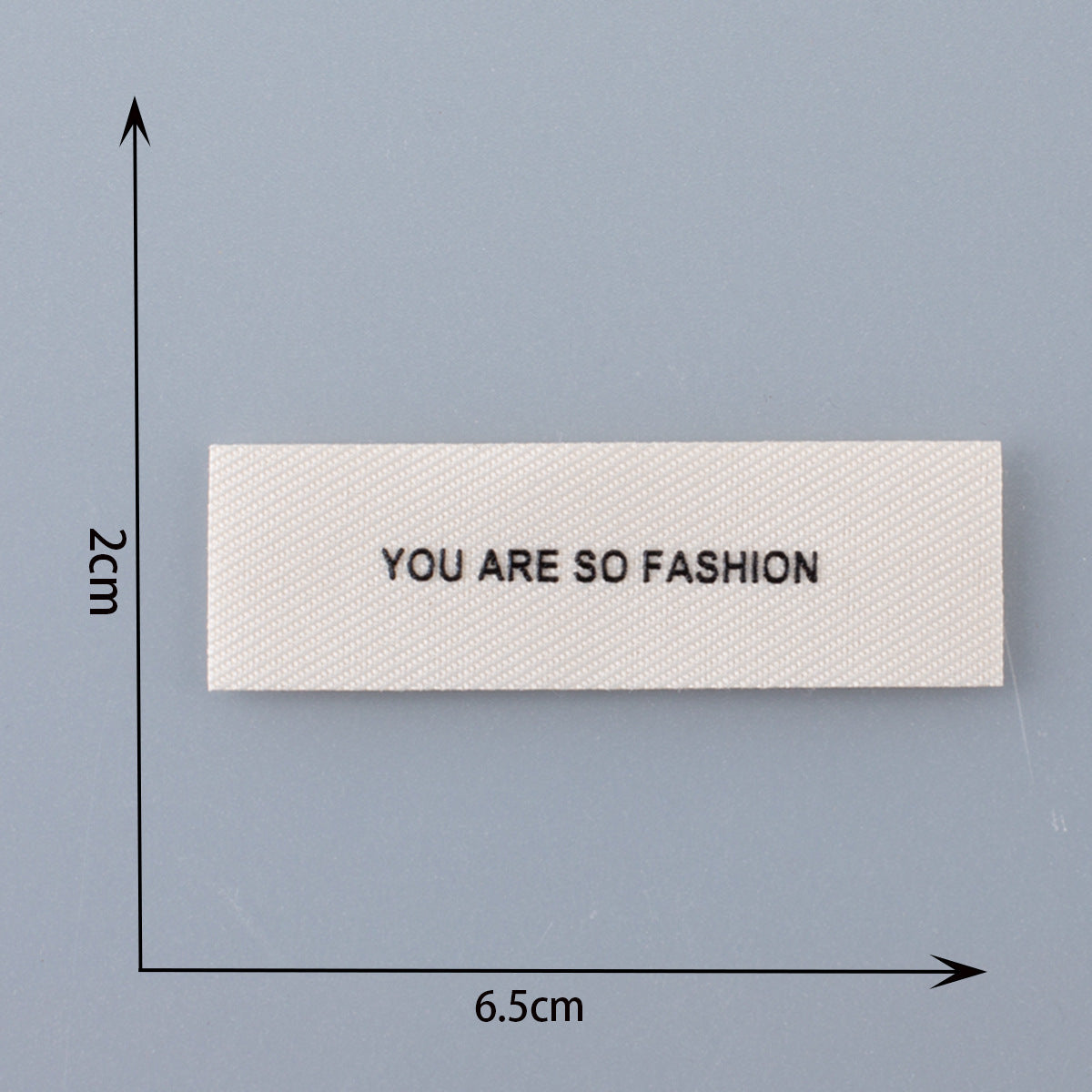 Weißes Rechteck-Patch-Abzeichen mit „YOU ARE SO FASHION“.