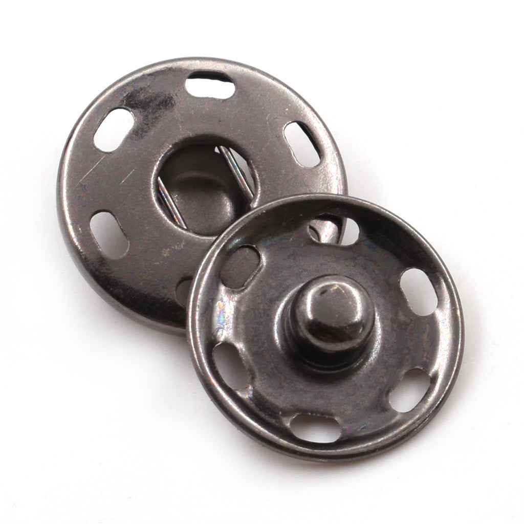 Dunkelsilberne Metall-Snap-Buttons im Paar, runde Platten mit zentraler Druckkappe