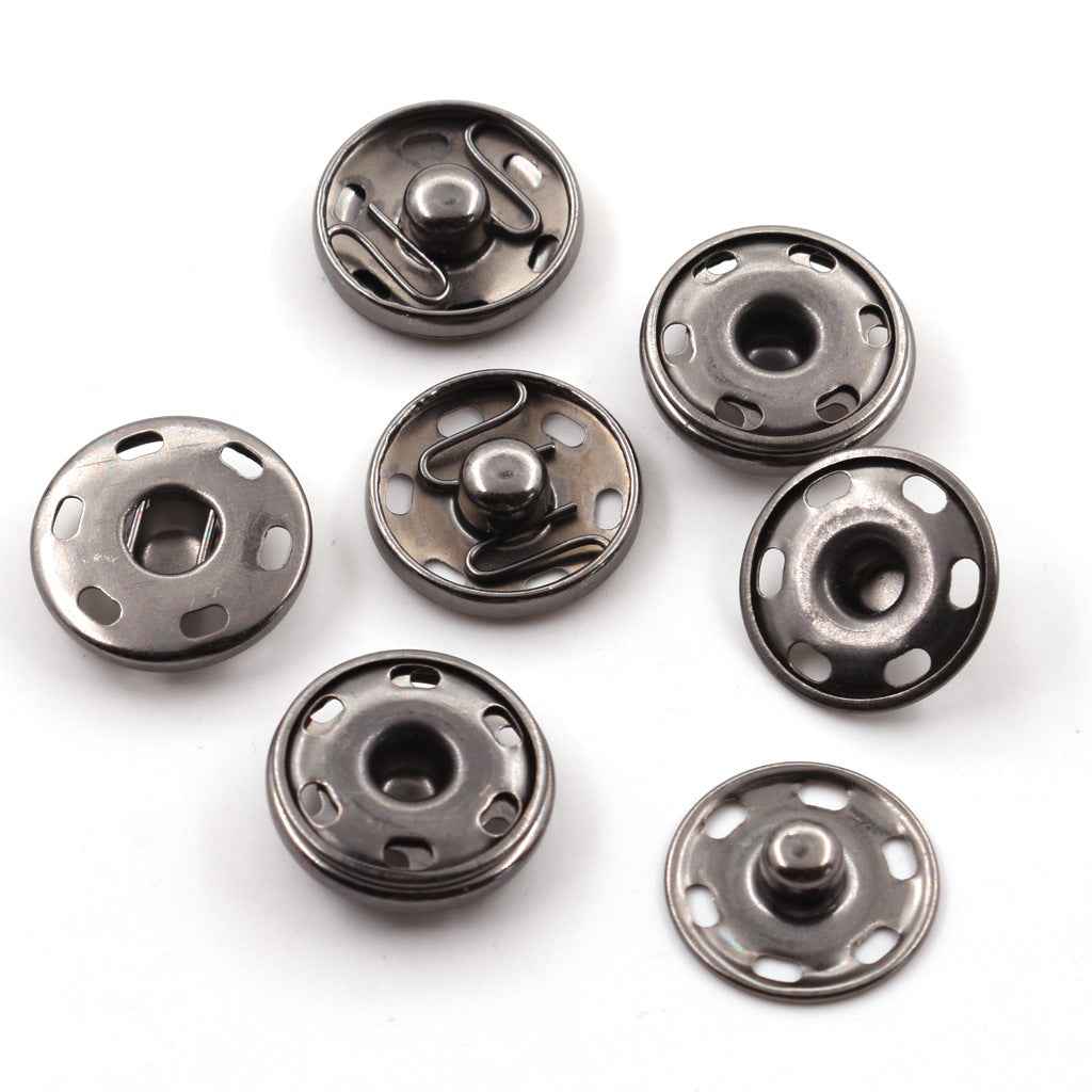 Set Metall-Snap-Buttons in Silber, mehrere runde Befestigungsplatten mit Stift und Öffnungen