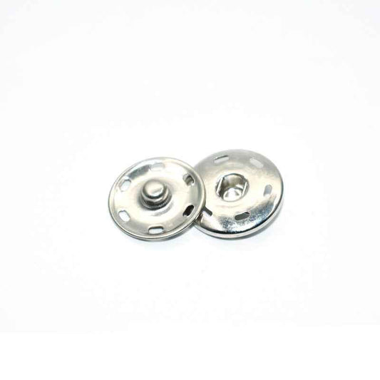 Paar Metall-Snap-Buttons in Silber, Druckknopf-Kappe und runde Befestigungsöffnungen