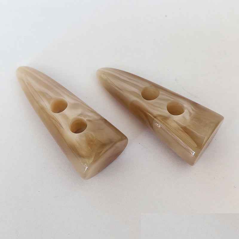 Resin Faux-Horn 2-Loch Knebelknöpfe, beige/tan, dreieckige Knopfform