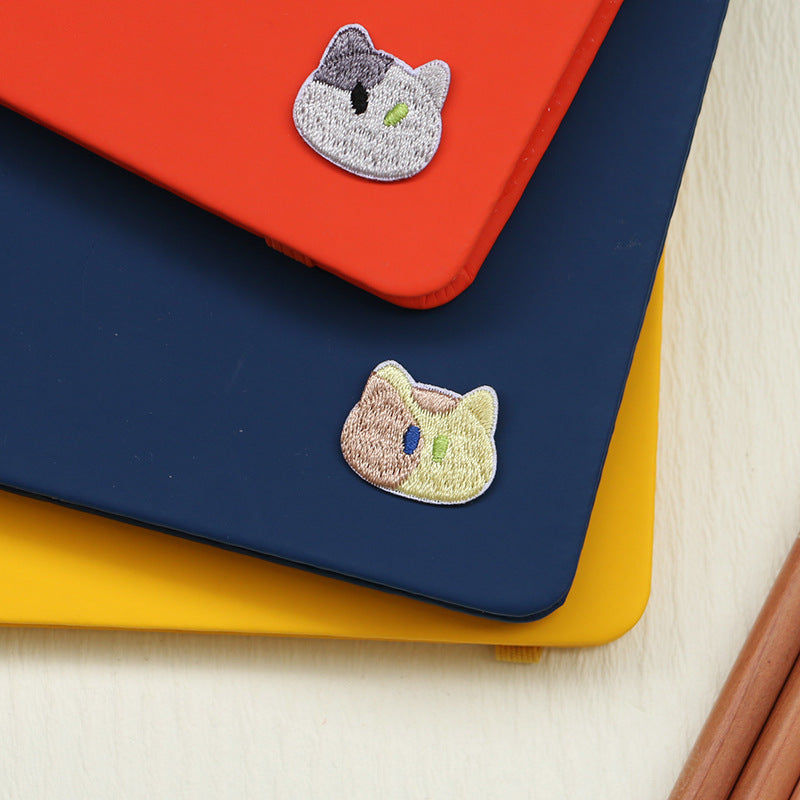 Parches autoadhesivos con cabeza de gato bordada en gris y beige