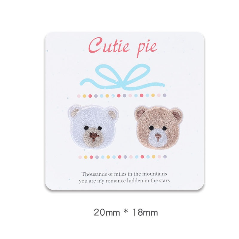 Karte mit 20mm Teddy-Bärkopf-Patches, hellgrau und beige, selbstklebend