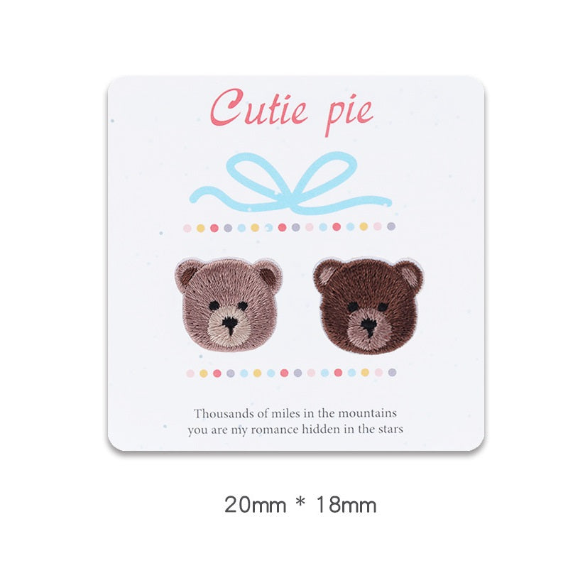 Karte mit 20mm Teddy-Bärkopf-Patches, rosabraun und dunkelbraun, selbstklebend