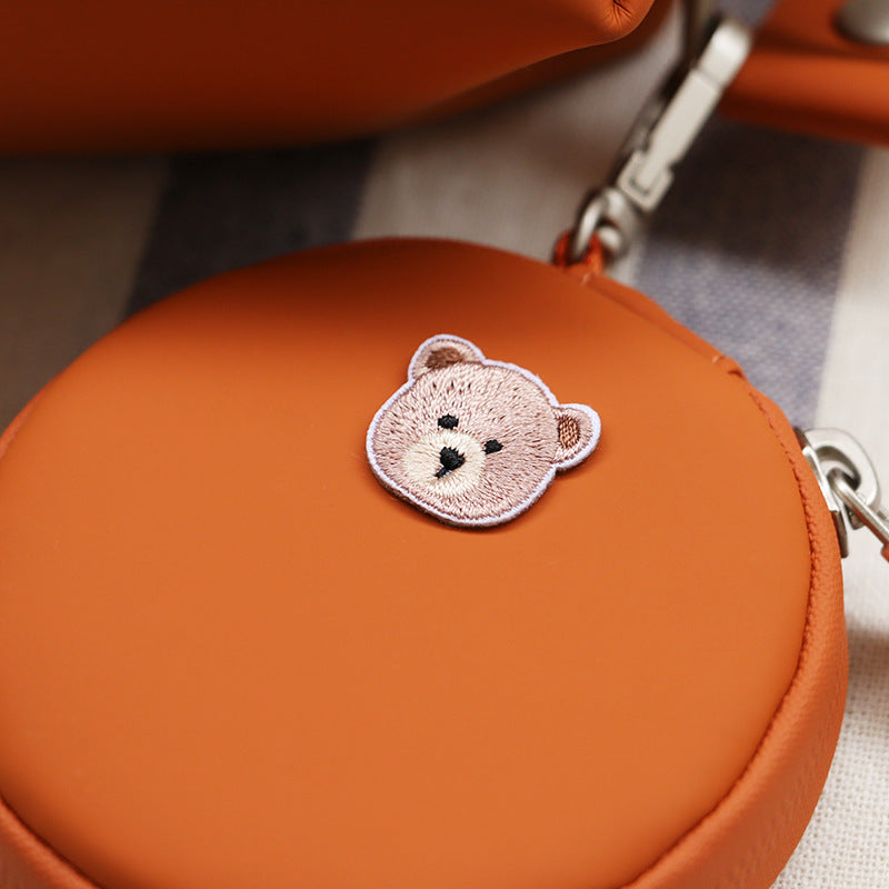 Teddy-Bärkopf Patch in hellem Rosa, selbstklebend, auf Tasche befestigt