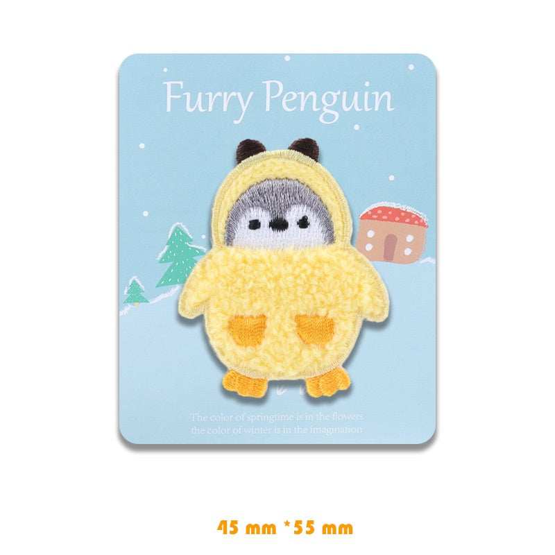 Gelber Flauschen-Pinguin-Patch mit grauem Gesicht und orangefarbenen Flossen