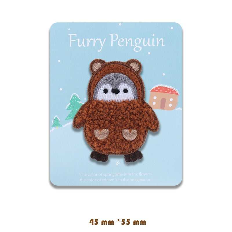 Brauner Flauschen-Pinguin-Patch mit grauem Gesicht, auf Karte