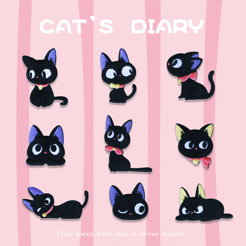 Adorable schwarze Katze, besticktes Patch im Sitz-Design mit Fliege und blauem Ohrton