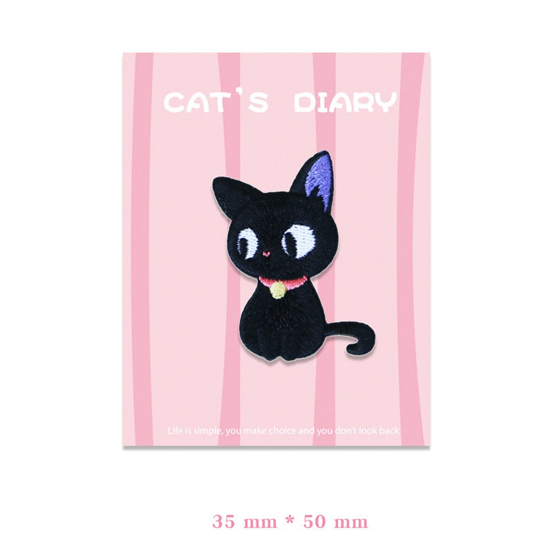 Schwarzes Katzen-Patch, sitzende Pose mit Fliege am Hals und langem Schwanz