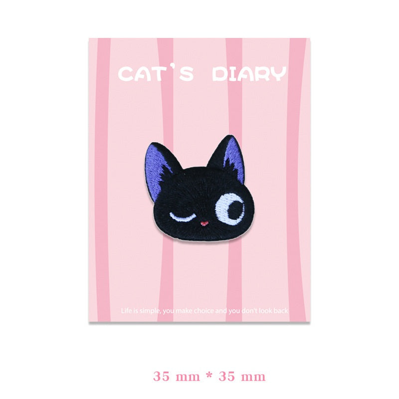 Schwarzes Katzen-Patch, kleines Gesicht mit geschlossenen Augen und blauem Ohrton