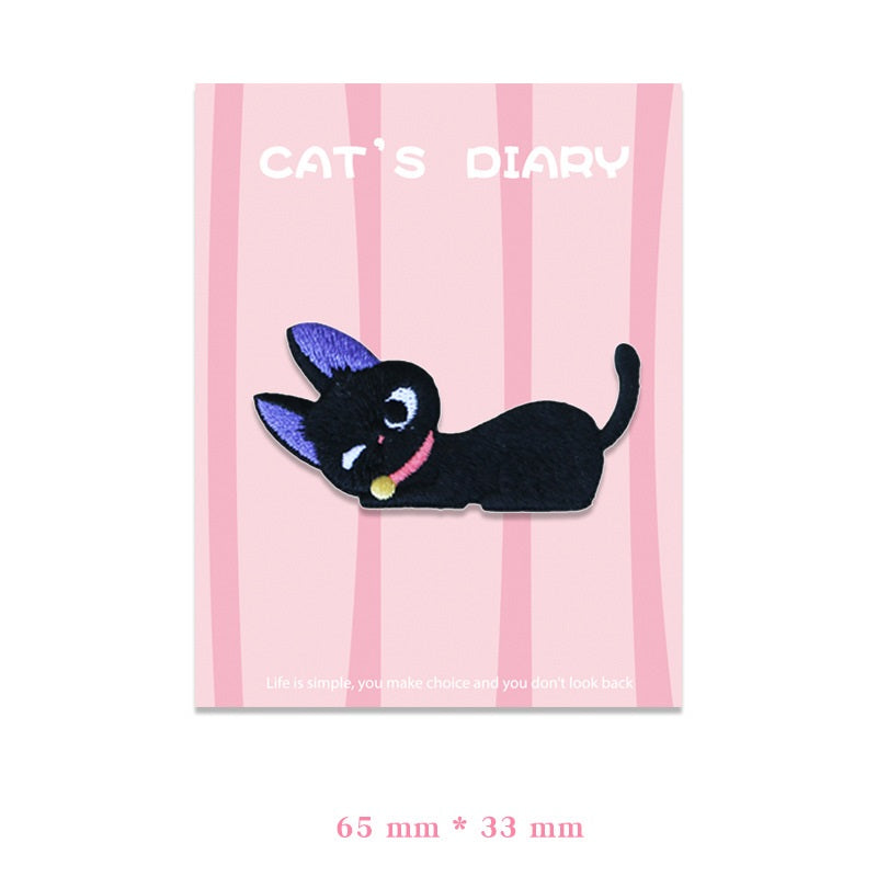 Schwarze Katze besticktes Patch mit gelbem Halsdetail und blauen Ohren, 65mm×33mm