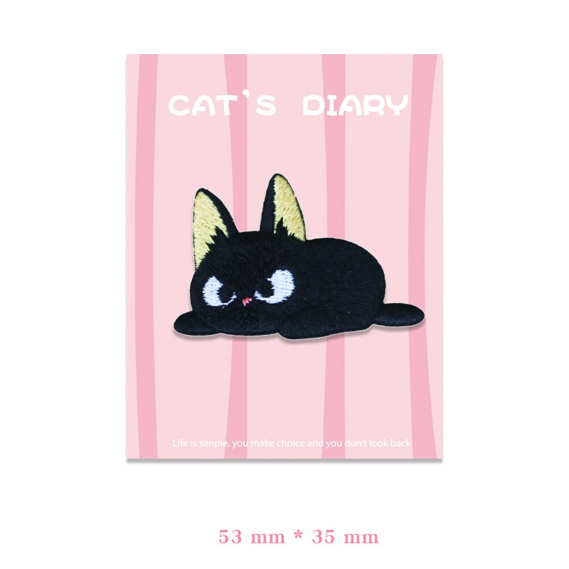 Schwarzes Katzen-Patch, liegend mit geschlossenen Augen und gelbgrünem Halsband