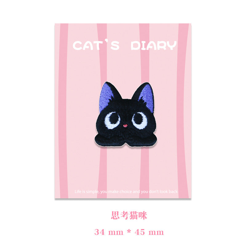 Schwarzes Katzen-Patch, zusammengerollte liegende Katze mit blauen Ohrdetails