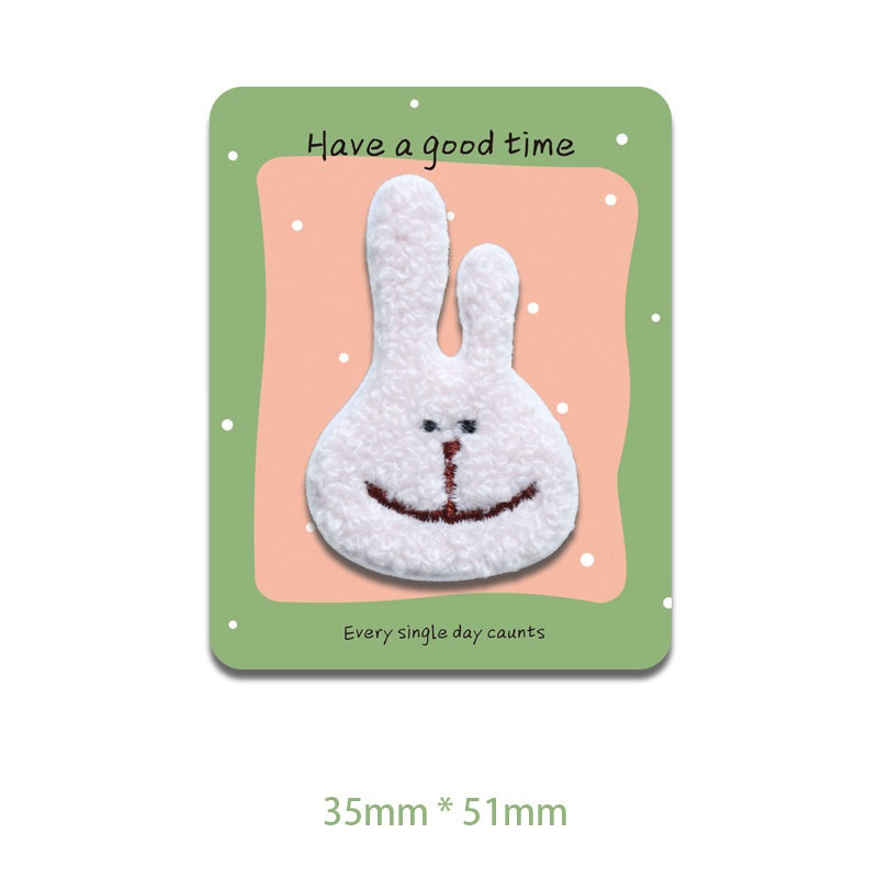 Plüsch Hasenkopf Patch, weiß, bestickt mit Augen und geschwungenem Lächeln