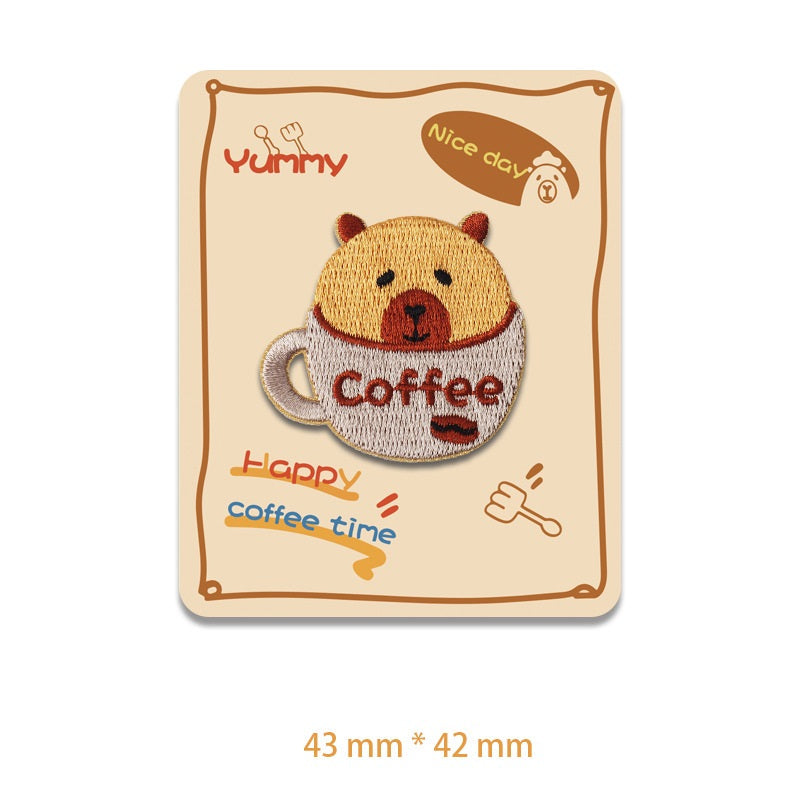 Capybara-Patch als Kaffeetasse, beige Kopf mit roter Nase auf weißer Tasse