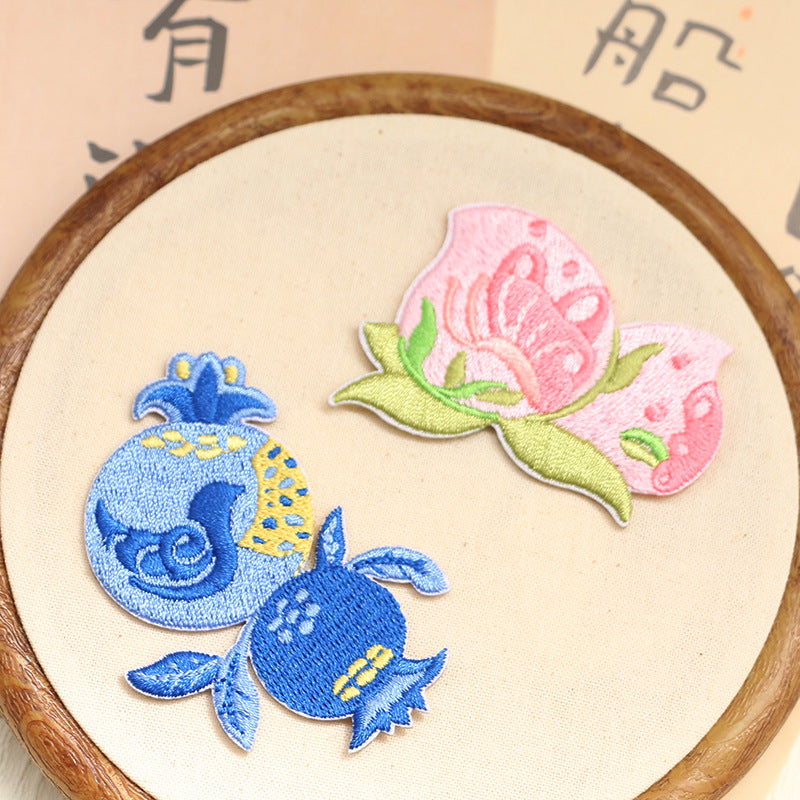 刺绣自粘贴布：蓝色鱼形图案与粉色花朵叶子装饰