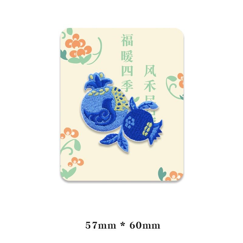 自粘刺绣贴布（57×60mm）：蓝色鱼形与黄色斑点、卷纹装饰图案