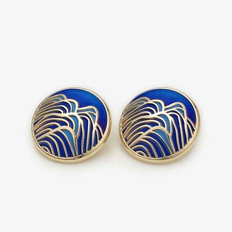 Zwei runde 20mm Metallknöpfe: blaues Wellenmotiv in goldener Umrandung