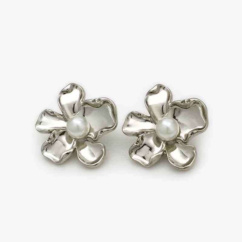 Blumen-Zierknöpfe: silberfarbener Metallknopf mit Perle, sternförmige Blütenblätter (2 Stück)