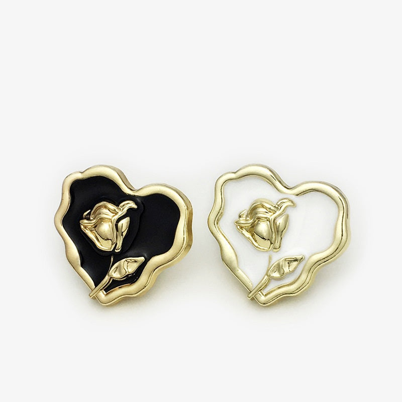 Paar unregelmäßiger Herz-Knöpfe: gold/weiß und gold/schwarz mit Rosenmotiv