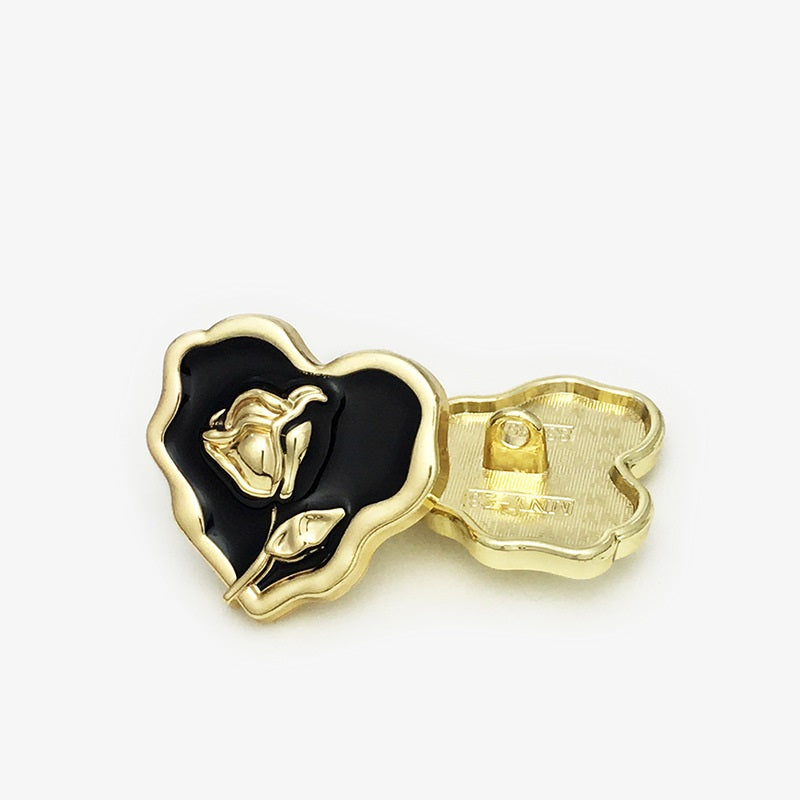 Herz-Knopf mit Rosenmotiv, Vorder- und Rückseite sichtbar, schwarz & goldfarben