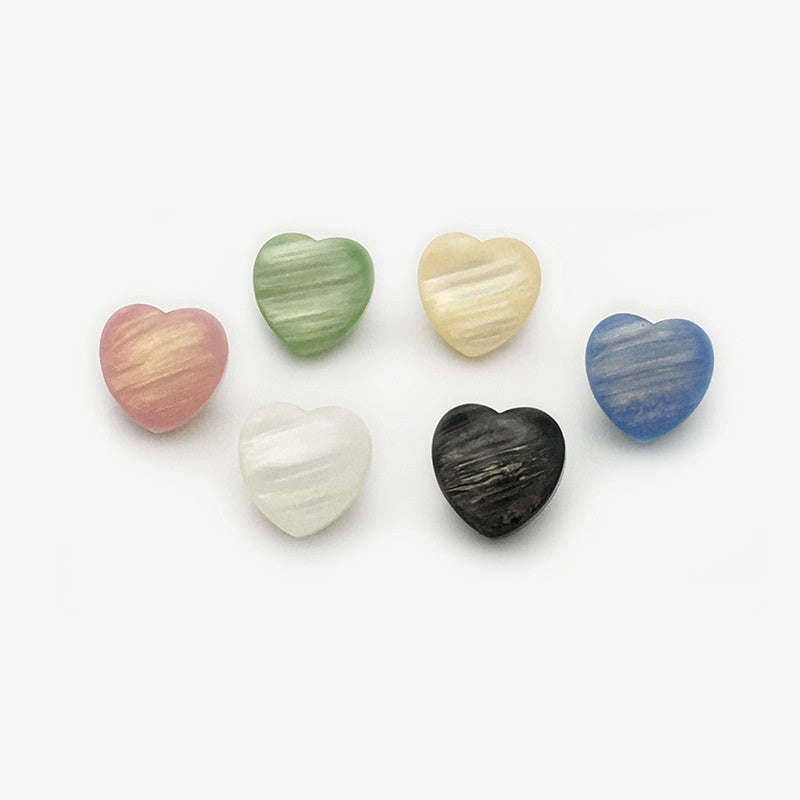 Botones corazón resina perlada: verde, beige, rosa, negro y azul (frontal)