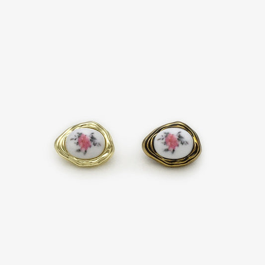 Unregelmäßige Metall-Blumenknöpfe 12×15mm, goldfarben, rosa Blumenmotiv, Paaransicht (Vorderseite)