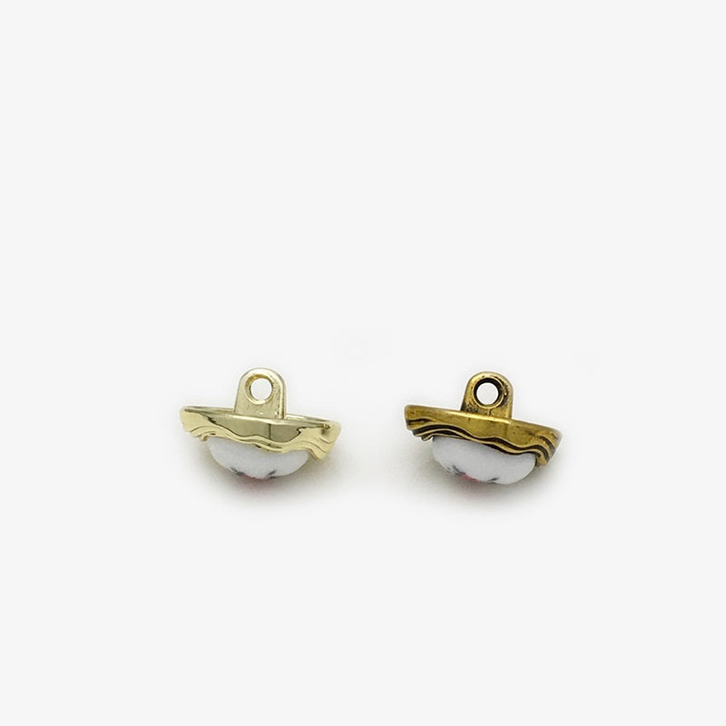 Unregelmäßige Metall-Blumenknöpfe 12×15mm, goldfarben, mit Öse, Unterseite sichtbar (Vorder-/Rückseite)